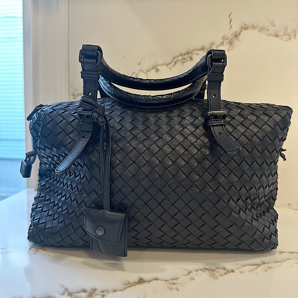 Authentic Bottega Veneta Leather Bag. Vintage Bottega Veneta Black handbag + key